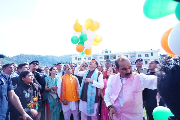 Pithoragarh मुख्यमंत्री धामी ने स्टेडियम में उच्चीकृत क्रिकेट मैदान जनपदवासियों को किया समर्पित, खिलाड़ियों के साथ खेल मैदान में उतरे