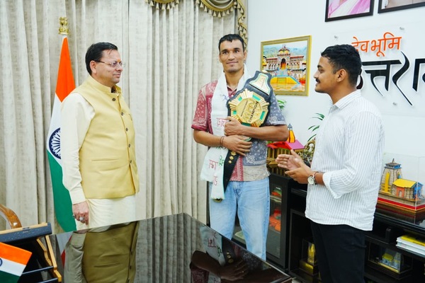 मुख्यमंत्री पुष्कर सिंह धामी से एमएफएन लाइटवेट विश्व चैम्पियन दिगंबर सिंह रावत ने की शिष्टाचार भेंट