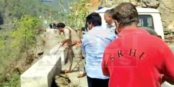 देवप्रयाग में दर्दनाक हादसा, अलकनंदा नदी में गिरी इनोवा, 3 की मौत, 4 लापता