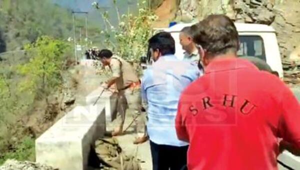 देवप्रयाग में दर्दनाक हादसा, अलकनंदा नदी में गिरी इनोवा, 3 की मौत, 4 लापता
