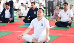 मुख्यमंत्री ने बनबसा में किया सामूहिक योगाभ्यास, योग को दैनिक जीवन का हिस्सा बनाने का किया आह्वान