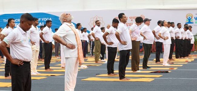 12वें अंतरराष्ट्रीय योग दिवस के अवसर पर पीएम मोदी ने देशव्यापी योग कार्यक्रम का नेतृत्व किया, कहा योग बढ़ती उम्र के साथ भी व्यक्ति को स्वस्थ, सक्रिय और ऊर्जावान बनाए रखने का प्रभावी माध्यम है