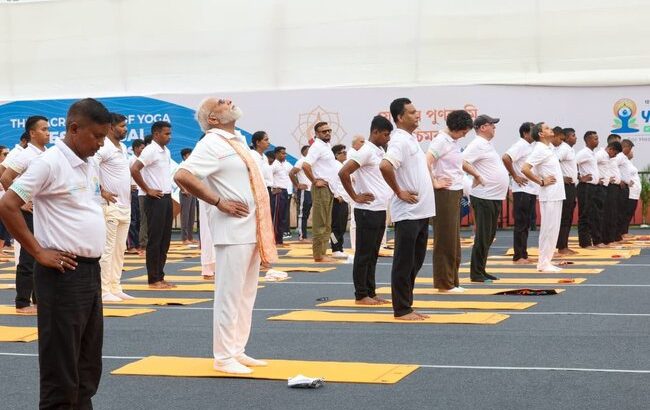12वें अंतरराष्ट्रीय योग दिवस के अवसर पर पीएम मोदी ने देशव्यापी योग कार्यक्रम का नेतृत्व किया, कहा योग बढ़ती उम्र के साथ भी व्यक्ति को स्वस्थ, सक्रिय और ऊर्जावान बनाए रखने का प्रभावी माध्यम है