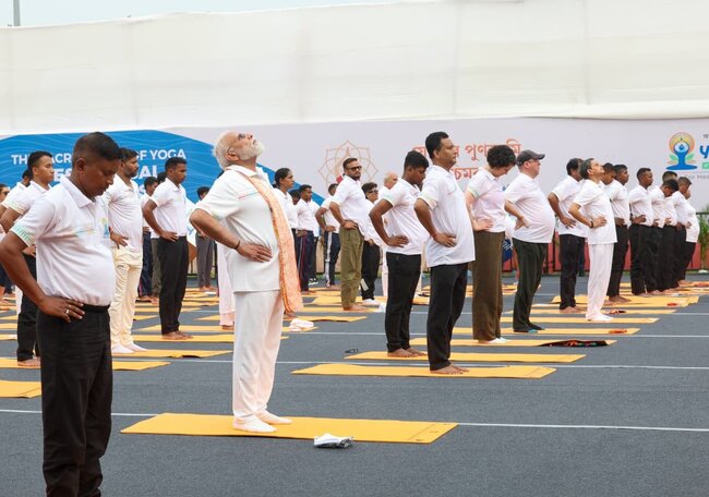 12वें अंतरराष्ट्रीय योग दिवस के अवसर पर पीएम मोदी ने देशव्यापी योग कार्यक्रम का नेतृत्व किय, कहा योग बढ़ती उम्र के साथ भी व्यक्ति को स्वस्थ, सक्रिय और ऊर्जावान बनाए रखने का प्रभावी माध्यम है
