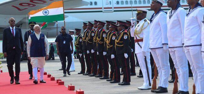 सेशेल्स पहुंचे प्रधानमंत्री नरेंद्र मोदी, स्वतंत्रता की 50वीं वर्षगांठ समारोह में होंगे मुख्य अतिथि, हुआ भव्य स्वागत