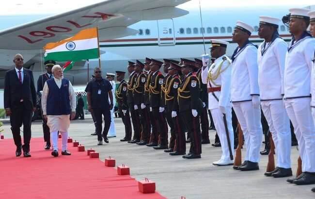 सेशेल्स पहुंचे प्रधानमंत्री नरेंद्र मोदी, स्वतंत्रता की 50वीं वर्षगांठ समारोह में होंगे मुख्य अतिथि, हुआ भव्य स्वागत