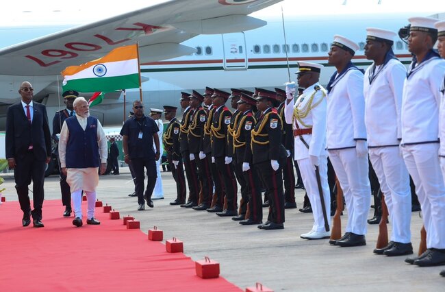 सेशेल्स पहुंचे प्रधानमंत्री नरेंद्र मोदी, स्वतंत्रता की 50वीं वर्षगांठ समारोह में होंगे मुख्य अतिथि, हुआ भव्य स्वागत