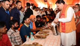 पुष्पवर्षा और चरण प्रक्षालन के साथ देवभूमि ने किया शिवभक्त कांवड़ियों का अभिनंदन, मुख्यमंत्री ने स्वास्थ्य सेवा शिविर का किया शुभारंभ, श्रद्धालुओं को अपने हाथों से परोसा भोजन