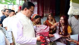 राष्ट्रीय हथकरघा दिवस पर मुख्यमंत्री धामी ने उत्कृष्ट बुनकरों और हस्तशिल्प कारीगरों को किया सम्मानित
