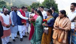 विधानसभा सत्र के लिए गैरसैंण आगमन पर मुख्यमंत्री पुष्कर सिंह धामी का भव्य स्वागत, गौचर, कर्णप्रयाग सहित विभिन्न स्थानों पर स्थानीय लोगों ने पुष्प वर्षा कर किया मुख्यमंत्री का स्वागत