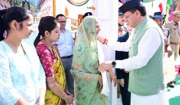 मुख्यमंत्री ने पुलिस स्मृति दिवस पर शहीद जवानों को दी श्रद्धांजलि, परिजनों को किया सम्मानित, पुलिस विभाग के सुदृढ़ीकरण और कार्मिकों के कल्याण के लिए की आठ घोषणाएं