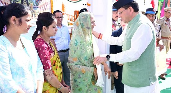 मुख्यमंत्री ने पुलिस स्मृति दिवस पर शहीद जवानों को दी श्रद्धांजलि, परिजनों को किया सम्मानित, पुलिस विभाग के सुदृढ़ीकरण और कार्मिकों के कल्याण के लिए की आठ घोषणाएं