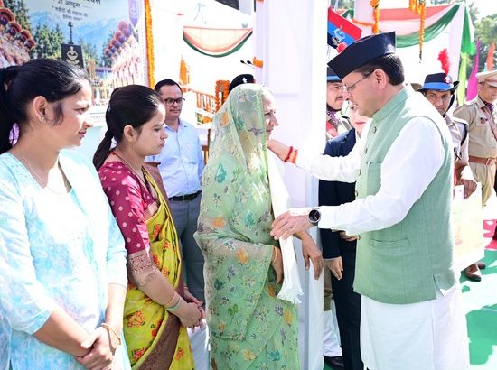 मुख्यमंत्री ने पुलिस स्मृति दिवस पर शहीद जवानों को दी श्रद्धांजलि, परिजनों को किया सम्मानित, पुलिस विभाग के सुदृढ़ीकरण और कार्मिकों के कल्याण के लिए की आठ घोषणाएं